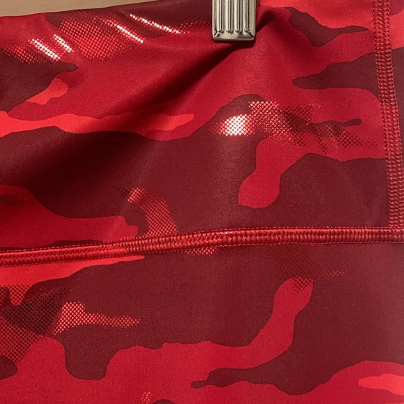 NWOT Athleta Elation Train Printed 7/8 Legging XL in Red & Metallic Camo - Picture 2 of 12